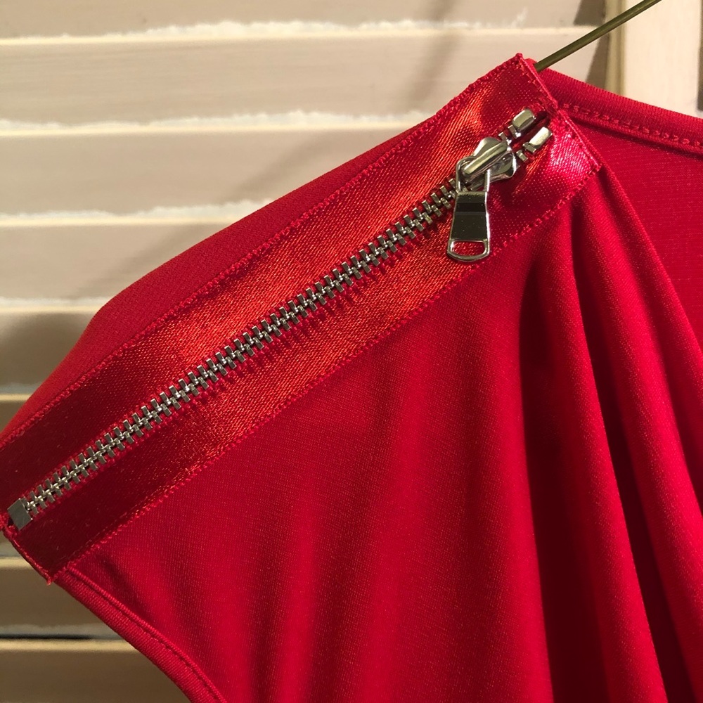 Red sleeveless cowl-neck blouse with zipper detail - Picture 2 of 4